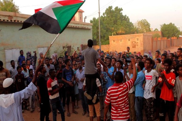 إقتحام لمقر المهنيين السودانيين والمجلس العسكري يتبرأ من أي دماء تراق إقتحام لمقر المهنيين السودانيين والمجلس العسكري يتبرأ من أي دماء تراق