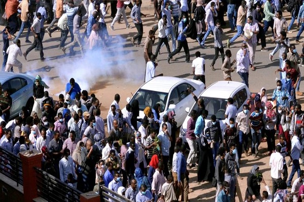 إقتحام لمقر المهنيين السودانيين والمجلس العسكري يتبرأ من أي دماء تراق إقتحام لمقر المهنيين السودانيين والمجلس العسكري يتبرأ من أي دماء تراق