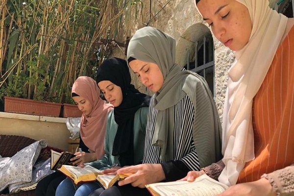توأم رباعي مقدسي يتفوق في حفظ القرآن توأم رباعي مقدسي يتفوق في حفظ القرآن