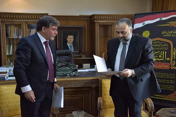 الرئيس السوري يهدي عباس مصحفاً كتب بماء الذهب + صور