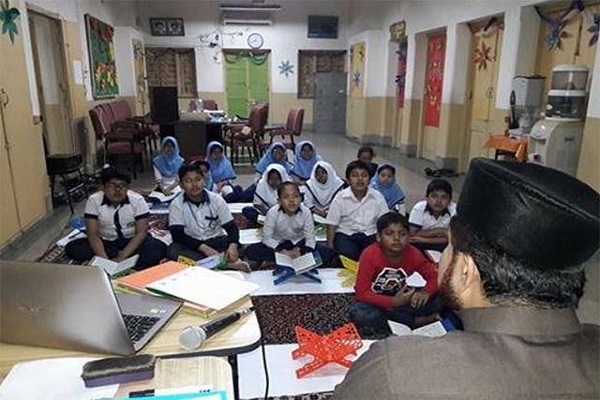 تعلیم القرآن والأخلاق فی المدرسة الإیرانیة فی بنغلادیش