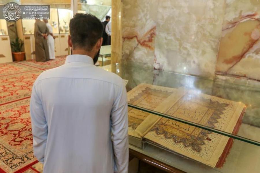 بالصور...العتبة العلوية تعرض مخطوطة نادرة للمصحف بخطّ الامام علي(ع)