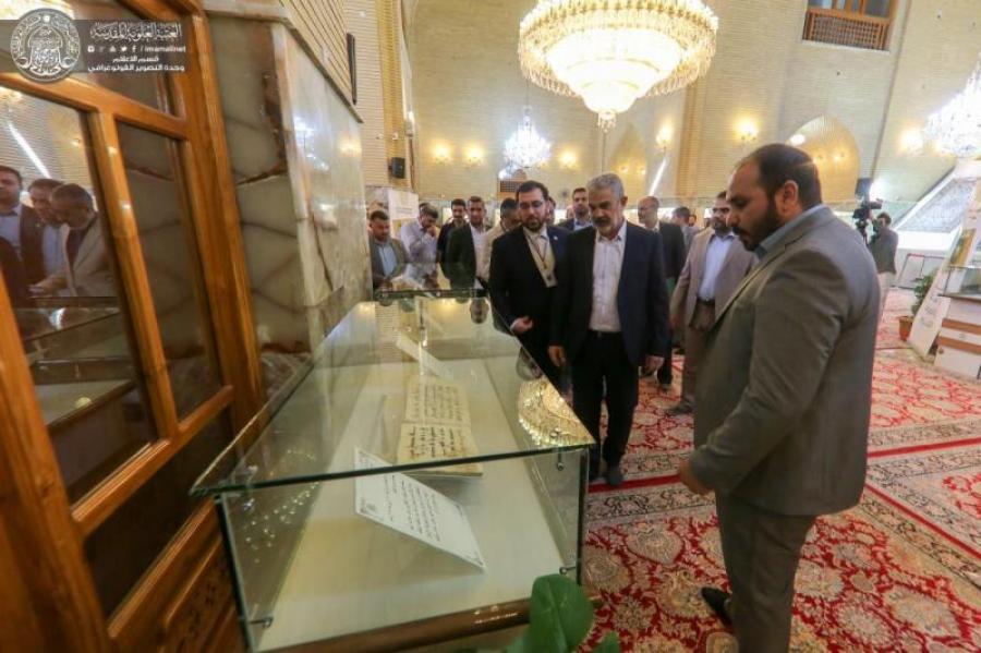 بالصور...العتبة العلوية تعرض مخطوطة نادرة للمصحف بخطّ الامام علي(ع)