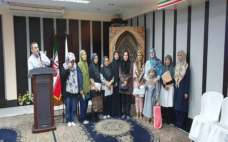 بالصور...تکریم طالبة قرآنیة في الفلبین