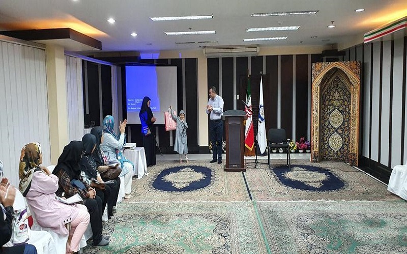 بالصور...تکریم طالبة قرآنیة في الفلبین