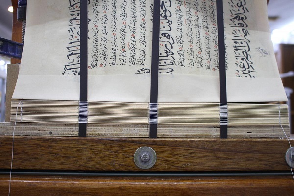 بالصور....ترميم مصحف تاريخيّ عمرُهُ أكثر من 200 عام في العراق
