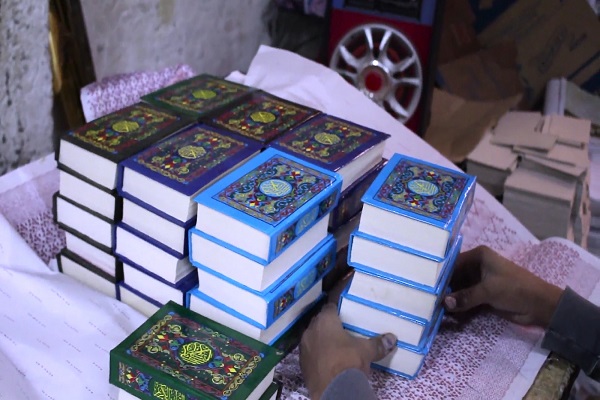 تجليد المصاحف بمصر.. مهنة شريفة تقاوم الزمن والتكنولوجيا