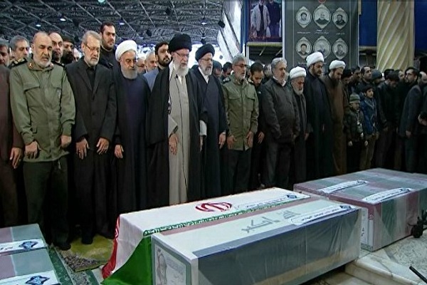قائد الثورة الاسلامیة یصلی علی جثامین القادة الشهداء