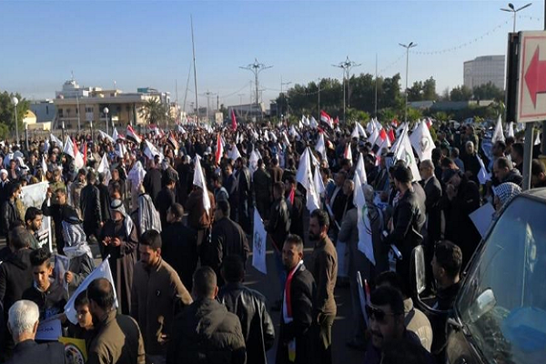 تجمع شعبي حاشد وسط البصرة استعداداً لتشييع المهندس