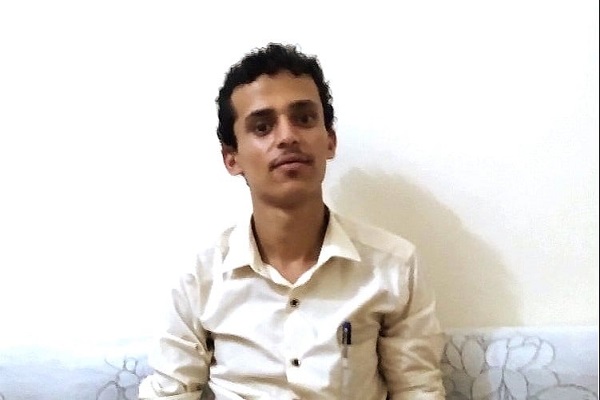 شاب يمني يبدع في إحياء كتابة المصحف بخط اليد