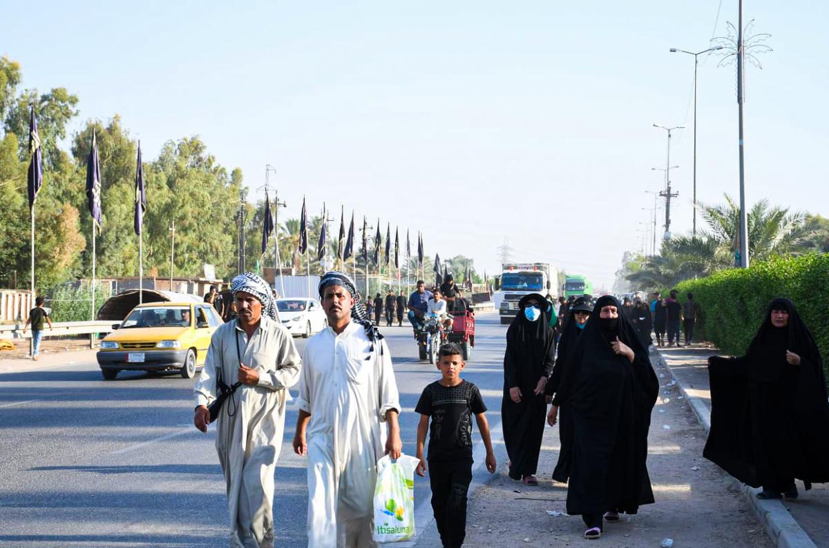 بالصور: بدء توافد الزائرين الى النجف الأشرف سيراً على الأقدام