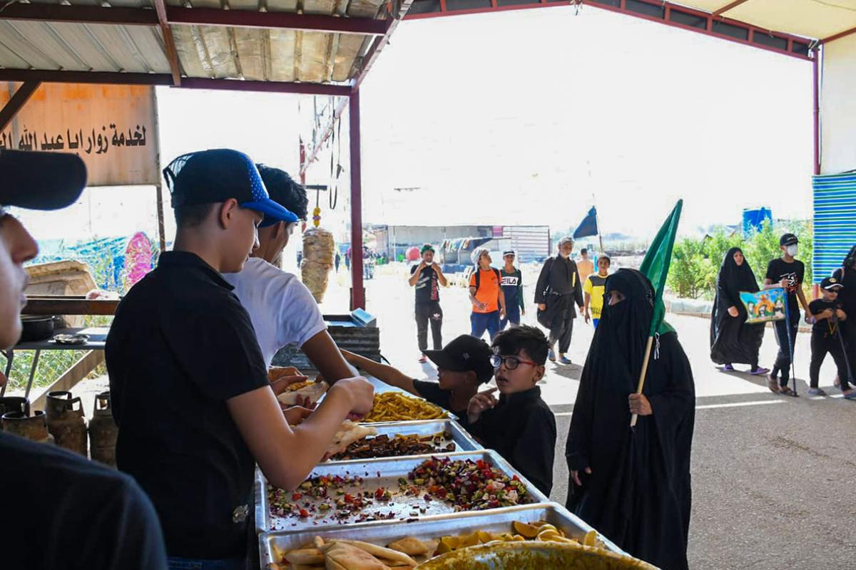 بالصور: بدء توافد الزائرين الى النجف الأشرف سيراً على الأقدام