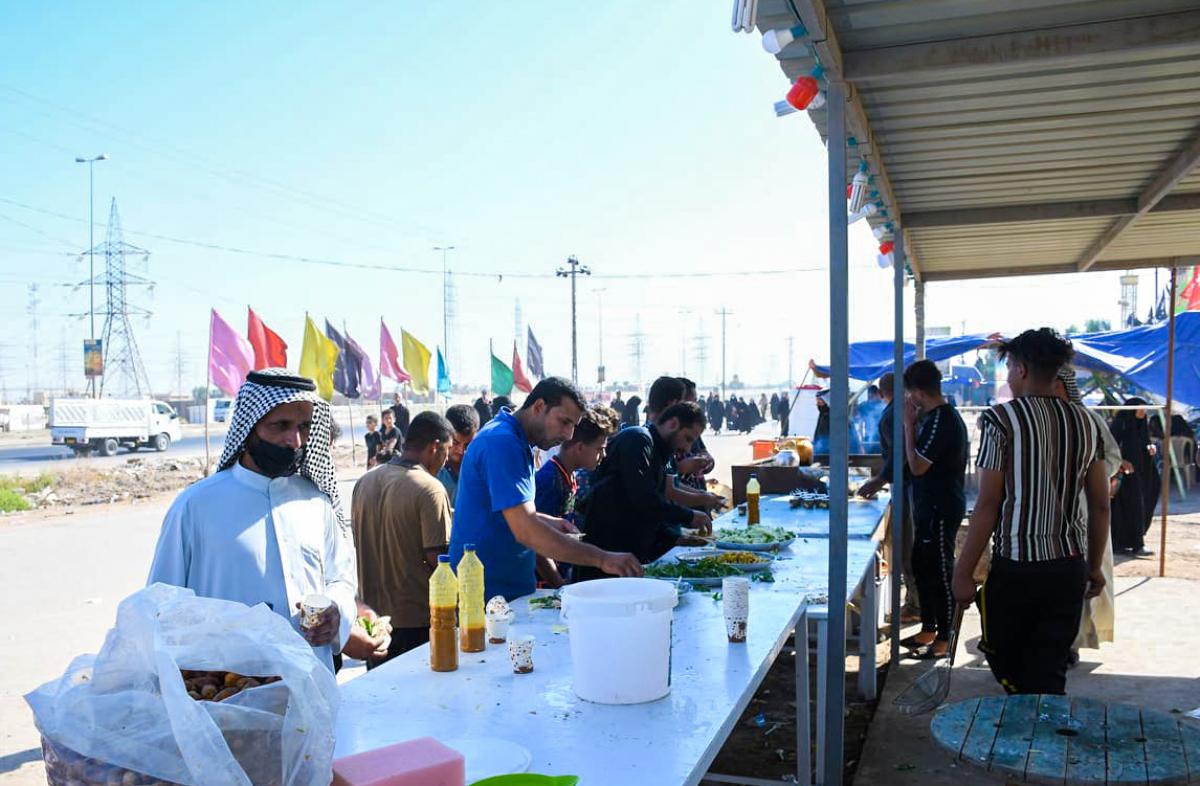 بالصور: بدء توافد الزائرين الى النجف الأشرف سيراً على الأقدام