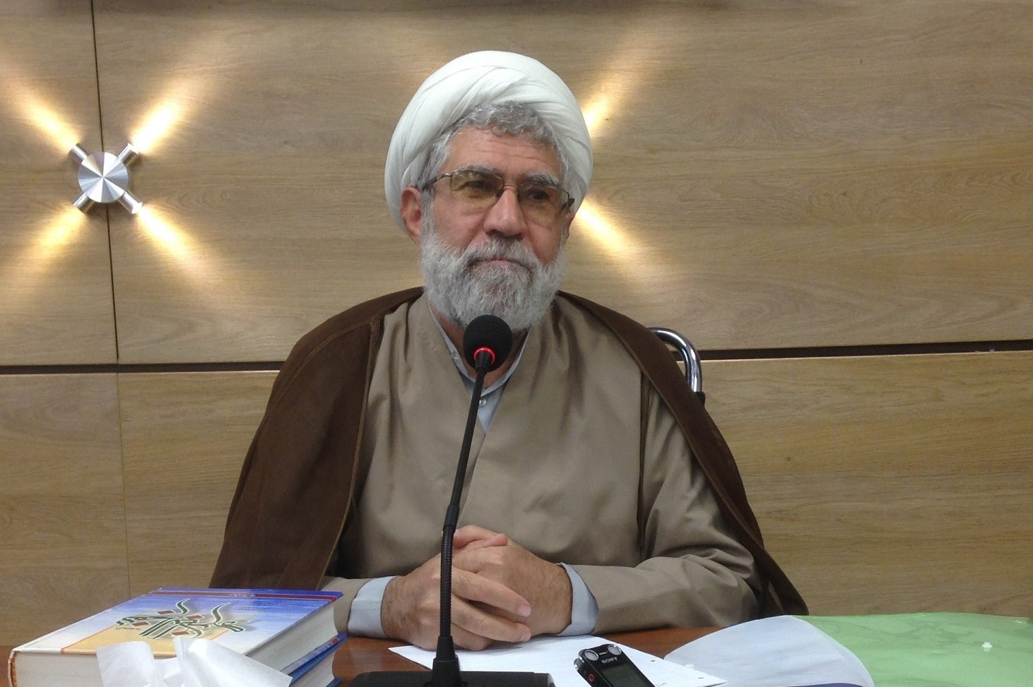 كاتب إیراني: القرآن یؤکد نقاط الإشتراك مع الدیانات الأخری