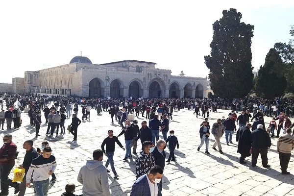 بالصور...آلاف المصلين يؤدون صلاة الجمعة في المسجد الأقصى