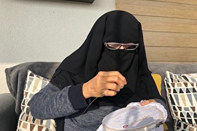 الأفغانية أم محمد تنهي نسج المصحف تطريزاً بالحرير