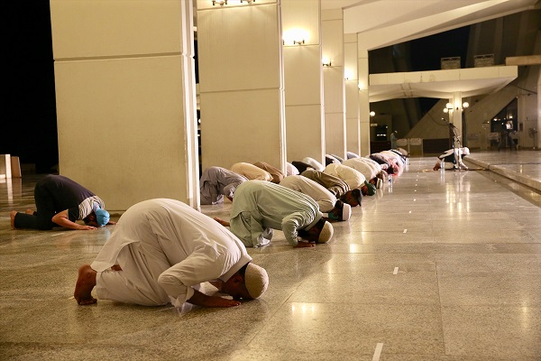 بالصور...باكستان تؤدي أول صلاة تراويح مع مراعاة تدابير الوقاية