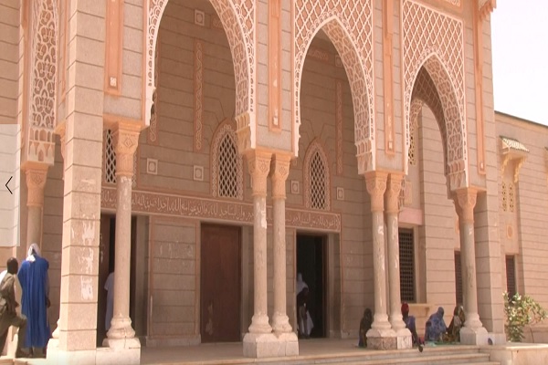 شاهد...الموريتانيون يتدفقون على المساجد بعد تخفيف تدابير العزل