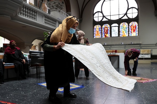 بالصور...كنيسة في برلين تستضيف المسلمين لأداء صلاة الجمعة