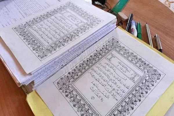 بالصور..شيخ ليبي يكمل كتابة ونسخ القرآن