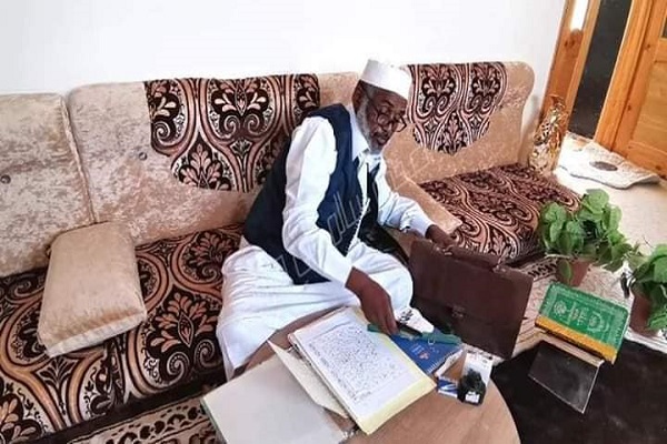 بالصور..شيخ ليبي يكمل كتابة ونسخ القرآن