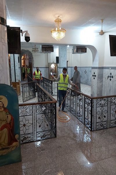 مصر: شباب مسلمون وأقباط يعقمون كنيسة العذراء مريم في الأقصر + صور