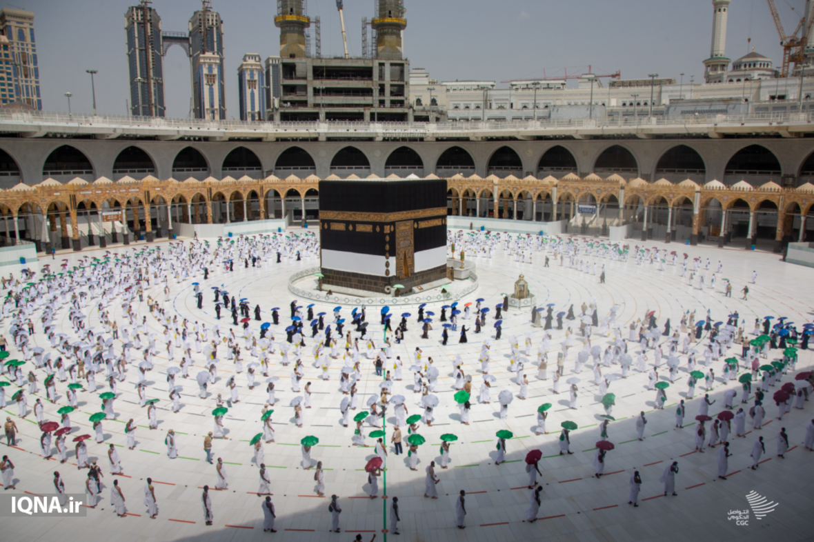 بالصور والفيديو...ضيوف الرحمن يبدؤون الطواف مع الحفاظ على التباعد الاجتماعي