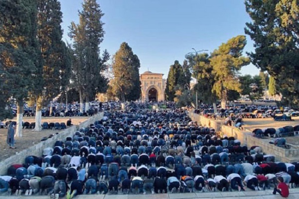بالصور...آلاف المصلين أدوا صلاة عيد الأضحى بالأقصى