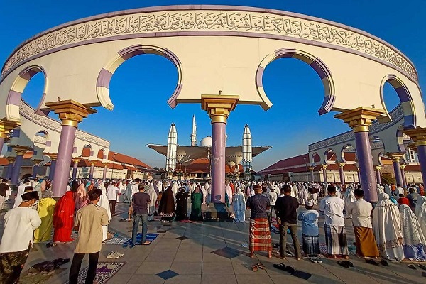 مسلمو العالم يؤدون صلاة عيد الأضحى في ظل إجراءات وقائية