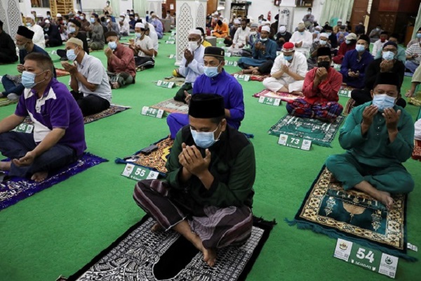 مسلمو العالم يؤدون صلاة عيد الأضحى في ظل إجراءات وقائية