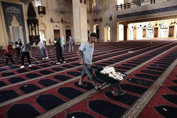 بالفيديو... لبنانيون ينظفون مسجد 