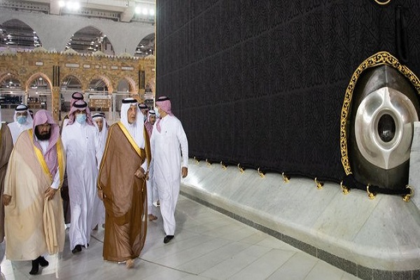 بالصور...غسل الكعبة المشرفة وسط إجراءات مشددة في ظل كورونا
