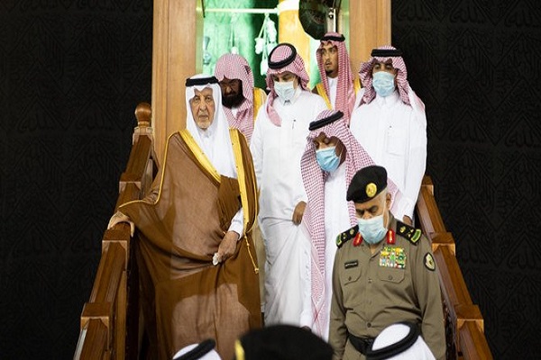 بالصور...غسل الكعبة المشرفة وسط إجراءات مشددة في ظل كورونا