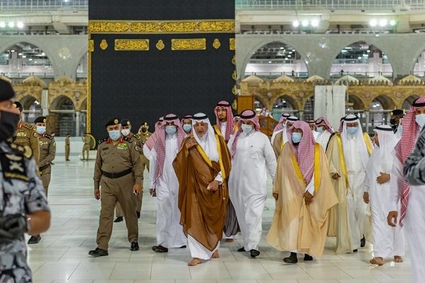 بالصور...غسل الكعبة المشرفة وسط إجراءات مشددة في ظل كورونا
