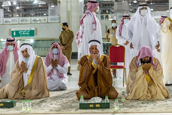 بالصور...غسل الكعبة المشرفة وسط إجراءات مشددة في ظل كورونا