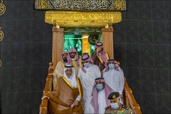 بالصور...غسل الكعبة المشرفة وسط إجراءات مشددة في ظل كورونا