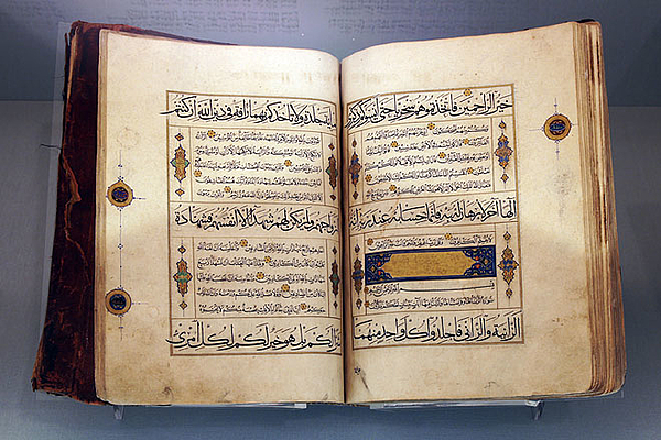 عرض المخطوطات القرآنية في متحف الشارقة للحضارة الإسلامية + فيديو