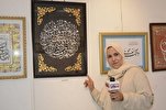 الآيات القرآنية تزين لوحاتها.. فنانة مسيحية مصرية تتألق بمعرض الخط العربي ببورسعيد