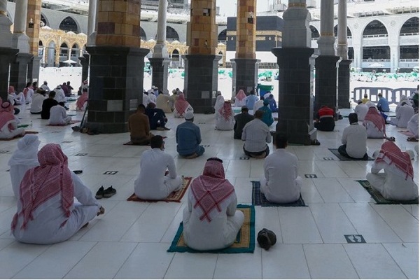 إعادة التباعد إلى الحرمين الشريفين بعد نحو شهرين من إلغائه
