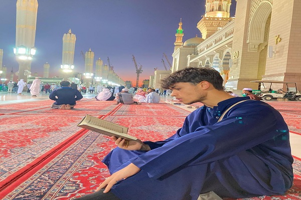بالصور والفيديو...مغن بريطاني يرتل القرآن في المسجد النبوي