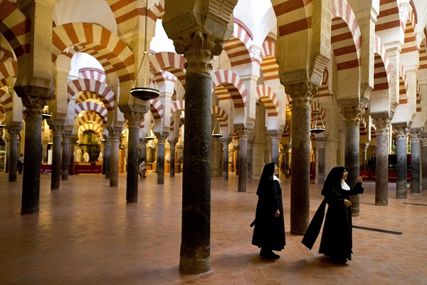 كثافة السياح بالمسجد الكبير في قرطبة تهدده بالزوال