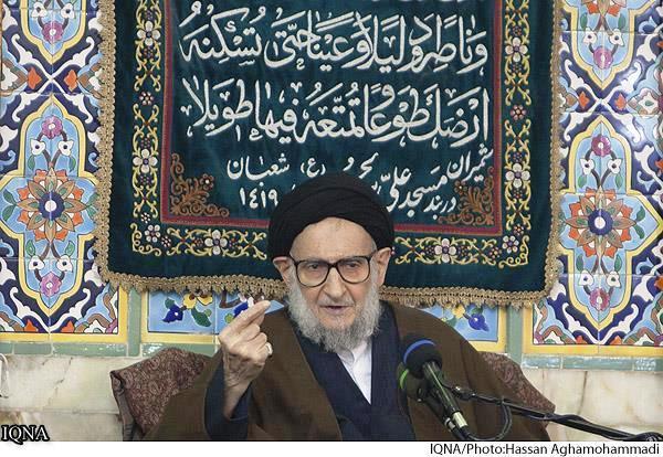 قائد الثورة الاسلامية  يعزي برحيل أستاذ القرآن 