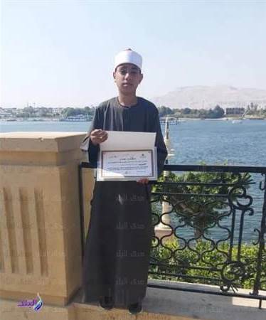 طفل مصري يحفظ القرآن كاملاً بالقراءات العشر + فيديو