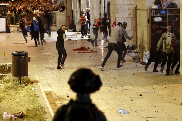 بالصور والفيديو...لحظة انهيار مدرج في كنيس يهودي غرب القدس المحتلة