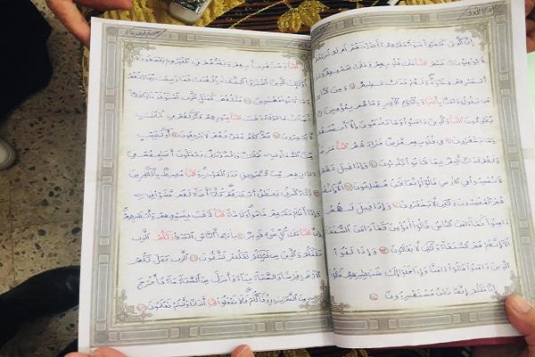 مصر: تكريم طالبة كتبت المصحف كاملا بالبحر الأحمر + صور