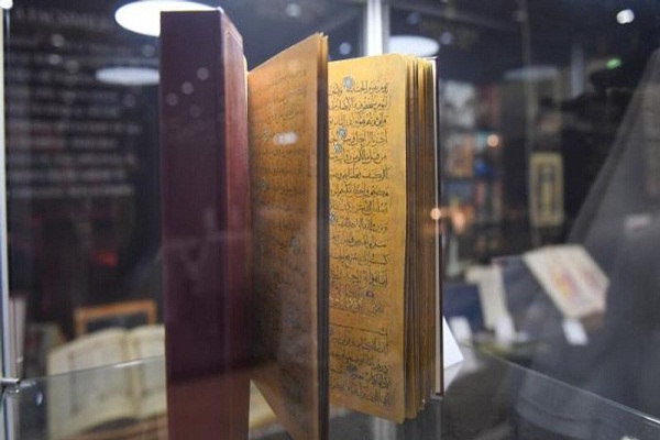 بالصور...عرض نسخة مذهبة من القرآن في معرض 