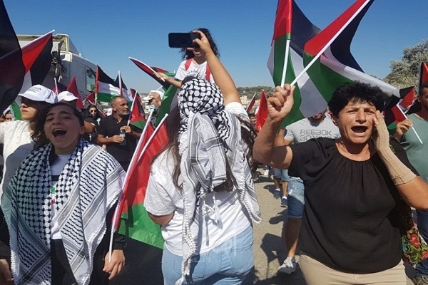 بالصور والفيديو...مسيرة أعلام فلسطينية في مدينة أم الفحم