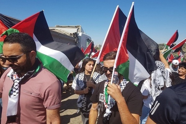 بالصور والفيديو...مسيرة أعلام فلسطينية في مدينة أم الفحم