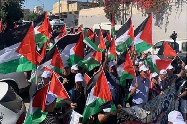 بالصور والفيديو...مسيرة أعلام فلسطينية في مدينة أم الفحم