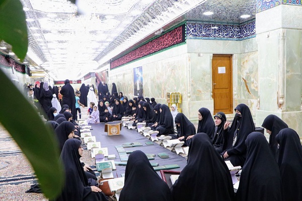 بالصور...ختمة قرآنية نسوية خلال زيارة الأربعين الحسيني في كربلاء
